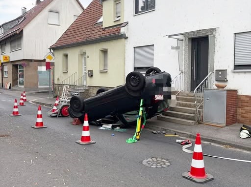 Kurioser Einsatz für die Schonunger Feuerwehr: In der Bachstraße mitten im Altort überschlug sich ein Pkw