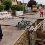 67 Jahre alter Fahrradfahrer stürzt in eine Baugrube: Polizei ermittelt gegen Verantwortlichen