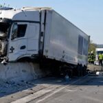 Lkw fährt gegen Betonleitwand: Das führte zu einer stundenlangen Vollsperrung der A70 in Richtung Würzburg