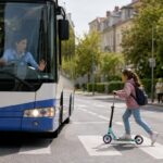 Nach der Beinahe-Kollision mit einem Bad Kissinger Stadtbus wird ein beteiligtes Mädchen mit Tretroller gesucht