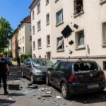 29-Jähriger wirft Gegenstände aus Wohnung und beschädigt dabei mehrere Fahrzeuge