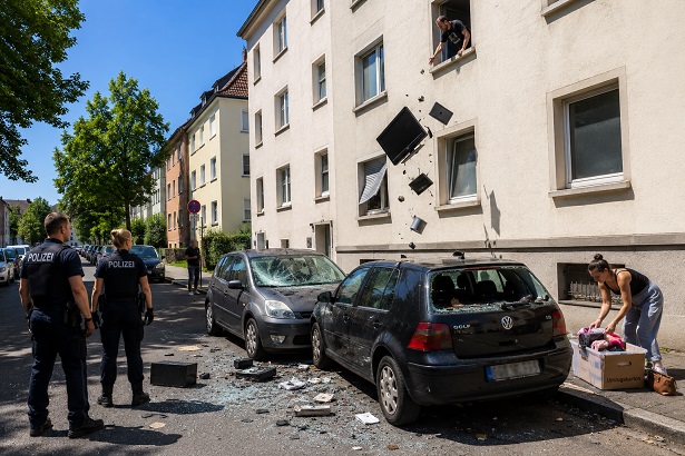 29-Jähriger wirft Gegenstände aus Wohnung und beschädigt dabei mehrere Fahrzeuge