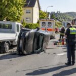 Autofahrerin verliert die Kontrolle: Unfallwagen kippt zur Seite, Polizeibeamte ermitteln wegen Gefährdung