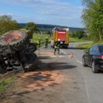 Tonnenschweres Fahrzeug kippt um, Unfallbeteiligter flüchtet vom Unfallort: Polizei ermittelt und fahndet nach dem Unbekannten