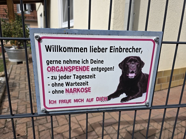 Beute im Wert von mehreren tausend Euro: Nach einem Einbruch in ein Mehrfamilienhaus sucht die Kripo nach Zeugen