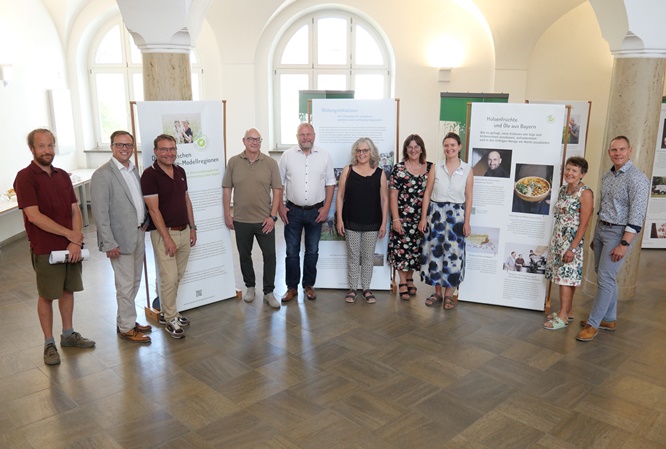 Fünf Jahre Öko-Modellregion: Wanderausstellung im Landratsamt Würzburg lädt zum Entdecken von Bio-Lebensmitteln ein