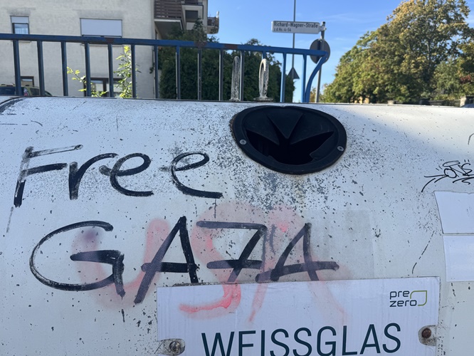 Spitze Zungen: „Free Gaza“ seit 16 Monaten – Würzburg darf illegale Parolen nicht einfach verwittern lassen