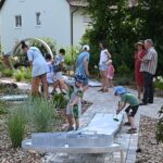 Segnung und festliche Übergabe der neuen Spieleinrichtungen: Neuer Generationenspielplatz vor dem Friedhof in Grettstadt