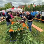Gemeinschaft, Geselligkeit, Brautraditon: Kauzen Bräu lädt zur traditionellen Hopfenernte nach Ochsenfurt ein