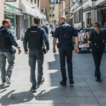 Gemeinsame Kontrolle in der Fußgängerzone: Stadt und Polizei ahnden Verstöße gegen Rad- und Scooter-Regelung