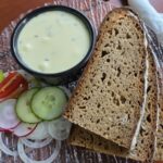 Essen wie Gott in Franken: Kochkäse und Bratwürste auf der Mainterrasse in Eltmann