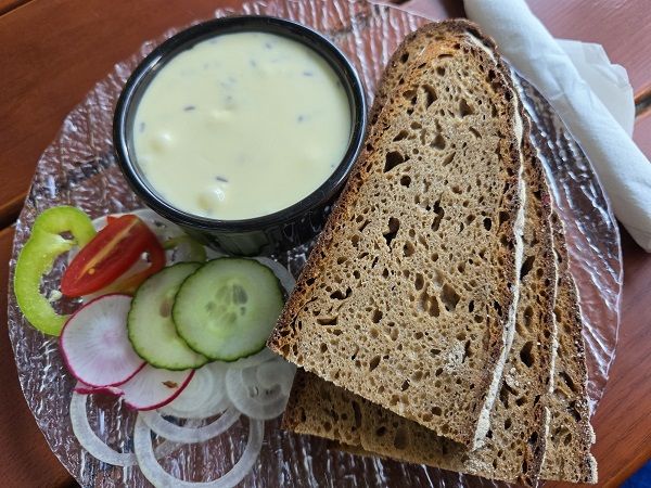 Essen wie Gott in Franken: Kochkäse und Bratwürste auf der Mainterrasse in Eltmann