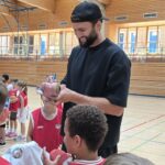 Ein Top-Star in der Georg-Wichtermann-Halle: NBA-Basketballer Maxi Kleber besuchte das BasKIDScamp in Schweinfurt