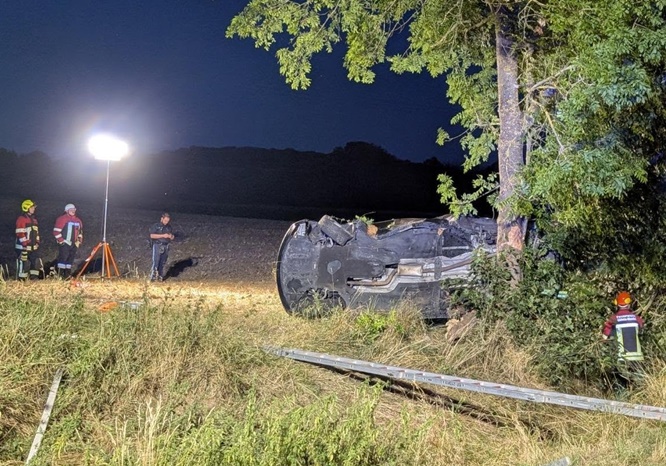 Schwerer Unfall zwischen Ottendorf und Untertheres: Die Rettungskräfte hatten Montagabend einen Großeinsatz