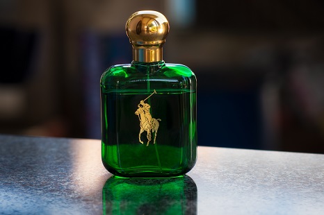 Algerisch Einkaufen: Polizist beobachtet Ladendiebe, die Parfums im Wert von mehreren hundert Euro entwendeten
