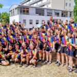 „Regenbogenfahrt“ zu Besuch an der Kinderklinik: Eine besondere Fahrradttour schenkt krebskranken Kindern Mut