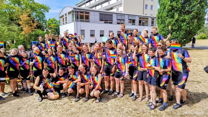 „Regenbogenfahrt“ zu Besuch an der Kinderklinik: Eine besondere Fahrradttour schenkt krebskranken Kindern Mut