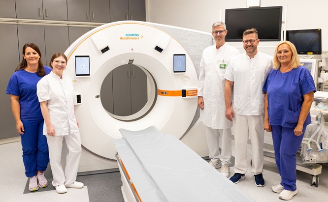 Strahlungsdosis um die Hälfte reduziert und kürzere Untersuchungszeiten durch photonenzählenden Computertomographen: UKW setzt mit neuem CT-Gerät Maßstäbe in der Radiologie