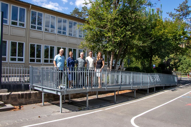 Investitionen in Bildung: Fensteraustausch und Fassadenanstrich an der Fanny Koenig- und zweiter Fluchtweg für die Steinbachtal-Burkarder-Grundschule