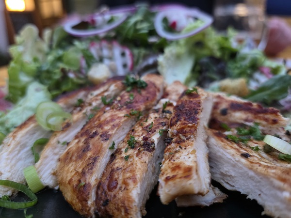 Essen wie Gott in Franken: Der Salat mit Hähnchenbruststreifen im Gasthaus Glückstein in Serrfeld