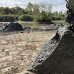 Intensiver Hochwasserschutz bei Trockenheit, weil das Gelände nun gut ausgebaggert werden kann