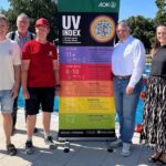 Mehr Sonnenschutz durch aktuelle UV-Informaionen für Badegäste: AOK Bayern übergibt UV-Index-Tafel fürs Volkacher Freibad