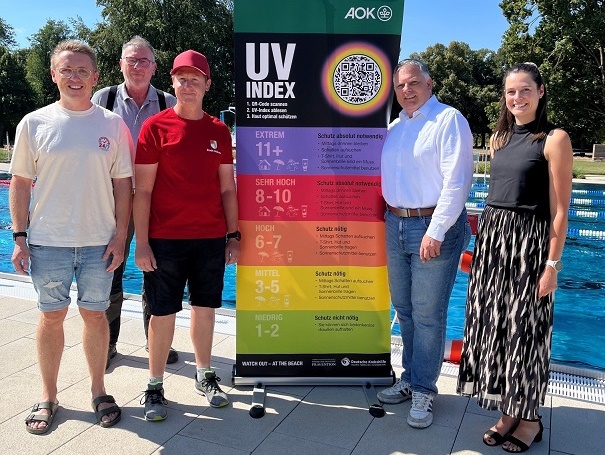 Mehr Sonnenschutz durch aktuelle UV-Informaionen für Badegäste: AOK Bayern übergibt UV-Index-Tafel fürs Volkacher Freibad