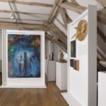 Dr. Jürgen Lenssen führt durch die Dauerausstellung „WÜRDEVOLL – Impulse zur Menschwerdung“ im Kloster Wechterswinkel