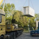 Der Batteriespeicher für die Kläranlage wurde mit einem Autokran eingehoben