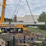 Fußgängerbrücke fliegt ein: Spektakuläre Arbeit am neuen Staatsarchiv auf dem Deuster-Gelände