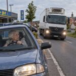 87-Jährige touchiert beim Ausfahren von einem Lebensmittelladen einen Kühltransporter und flüchtet