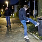 Auf frischer Tat ertappter jugendlicher Mülltonnentreter begeht Sachbeschädigung, Polizei leitet ein Ermittlungsverfahren ein