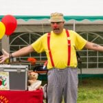 Mit dem Clown Muck und einem Hobby Horsing-Parcours: Familienstützpunkt Marktheidenfeld lädt ein zum großen Spielplatztreff am Weltkindertag