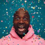 „Konfetti für Alle“: Ein Abend voller Humor mit dem preisgekrönten Comedian Dave Davis