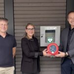 VR-Bank spendet Defibrillator, Markt Stadtlauringen übergibt Gerät an den TSV