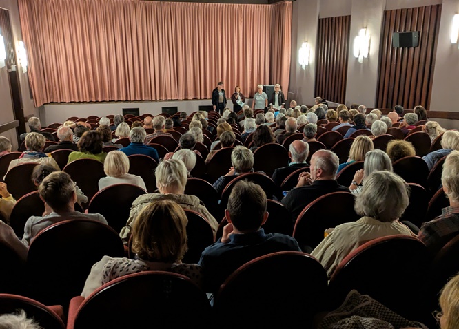 Demenz sichtbar machen: Rund 130 Besucherinnen und Besucher bei besonderem Kinoabend in den Stadtsaal Lichtspielen Bad Königshofen