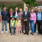 Sicherheit auf dem Weg: Die Stadt und Bad Kissinger Unternehmen schenken 215 Schulanfängern Fahrradhelme