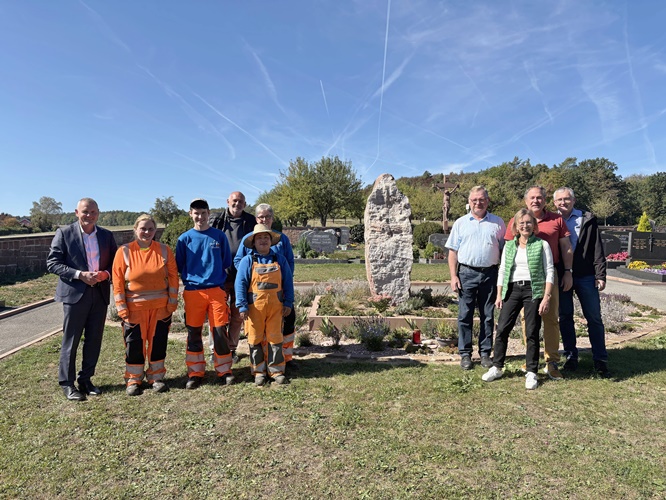 Neue Bestattungsmöglichkeiten in Marienbrunn: Marktheidenfelder Stadtteilfriedhof um 21 Urnenerdröhren erweitert