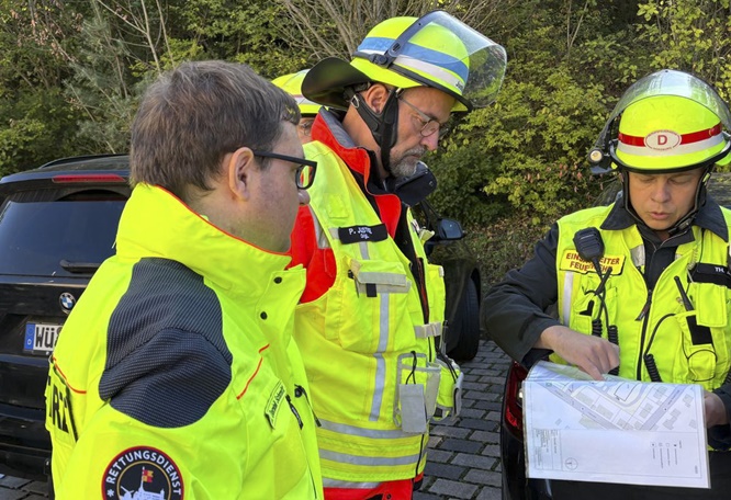 Hier sind die Bilder des BRK zum Gefahrstoff-Austritt an der Würzburger Franz-Oberthür-Schule