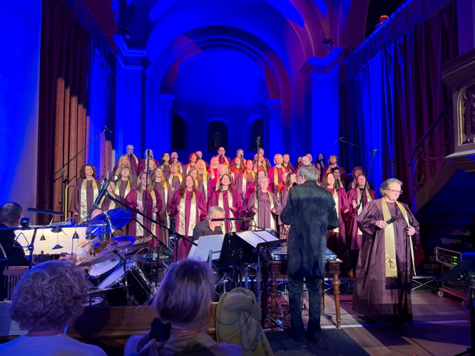 Ein klanggewaltiges Opus aus Musik und Licht: Gospel Goes Symphonic im Max-Littmann-Saal im Regentenbau
