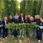 Sieben Säcke Hopfen und jede Menge Lebensfreude: Traditionelle Ernte der Kauzen Bräu bringt Politik, Vereine und Freunde der Brauerei zusammen