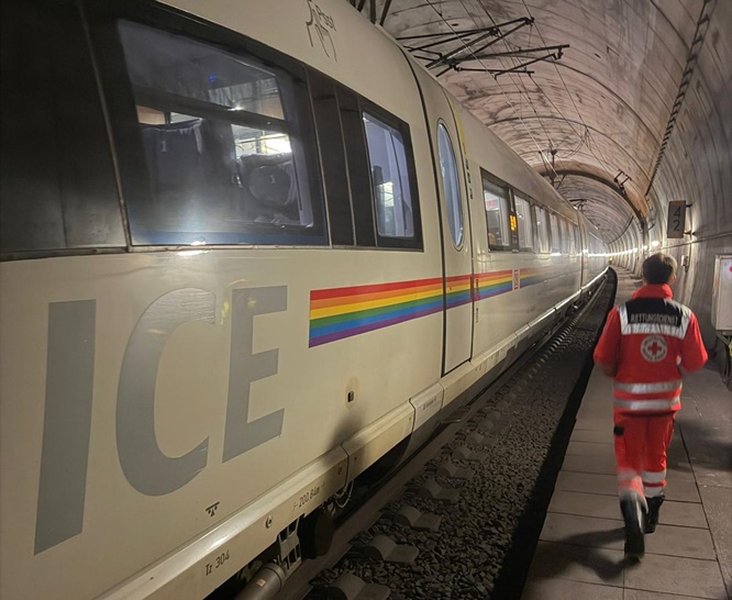 Umfangreicher Rettungseinsatz am Schönrain-Tunnel: Bei einem ICE öffnete sich bei Tempo 200 plötzlich eine Türe