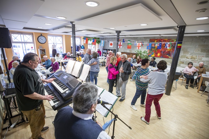 Mehr als Kaffee und Kuchen: Musik schafft Begegnung im Mehrgenerationenhaus Haßfurt