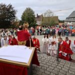 „Das Kreuz ist ein Zeichen der Liebe, nicht der Macht“: Weihbischof Paul Reder feiert auf dem Kreuzberg Pontifikalgottesdienst zum Fest Kreuzerhöhung