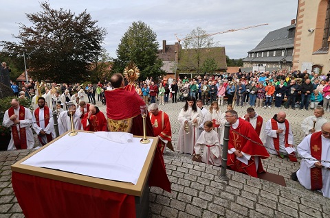 „Das Kreuz ist ein Zeichen der Liebe, nicht der Macht“: Weihbischof Paul Reder feiert auf dem Kreuzberg Pontifikalgottesdienst zum Fest Kreuzerhöhung