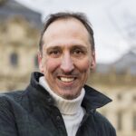 „Narzissen am Galgenberg“: Neuer Benefiz-Krimi von Prof. Dr. Alexander Meining fördert das geplante Angehörigenhaus