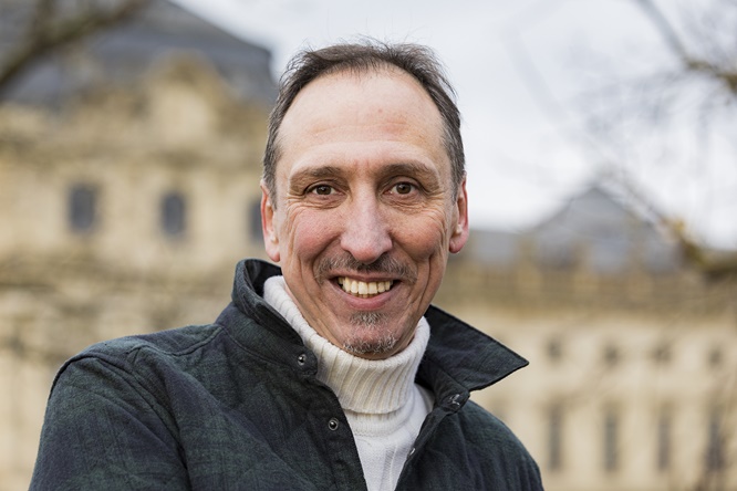 „Narzissen am Galgenberg“: Neuer Benefiz-Krimi von Prof. Dr. Alexander Meining fördert das geplante Angehörigenhaus