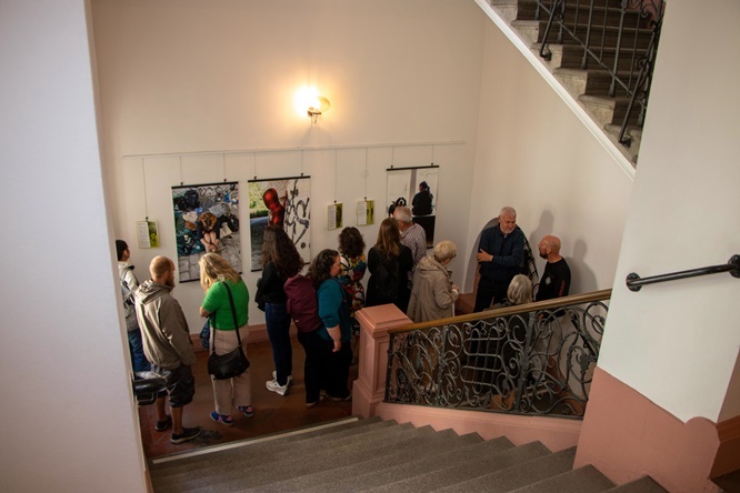 „Mit anderen Augen“: Fotoausstellung macht Wohnungslosigkeit in Würzburg sichtbar