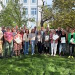 „Bayern blüht“: 17 neue Naturgärten in Stadt und Landkreis Würzburg ausgezeichnet