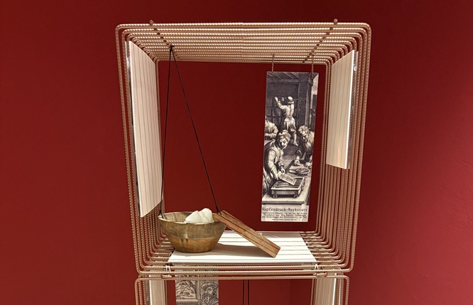 Ein Blick hinter die Kulissen der Buchkunst: Exkursion der 10b und 11a des Humboldt-Gymnasiums ins Otto-Schäfer-Museum